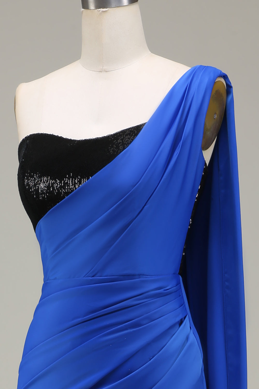 Königsblaues plissiertes Ballkleid aus Satin und Pailletten mit Schlitz