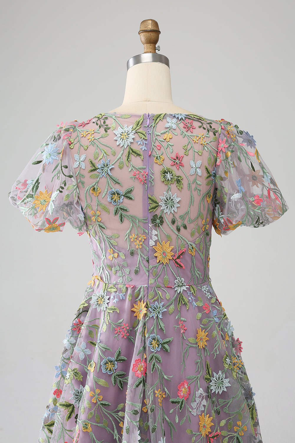 Lila Prinzessin Ballkleid mit kurzen Ärmeln und Stickerei
