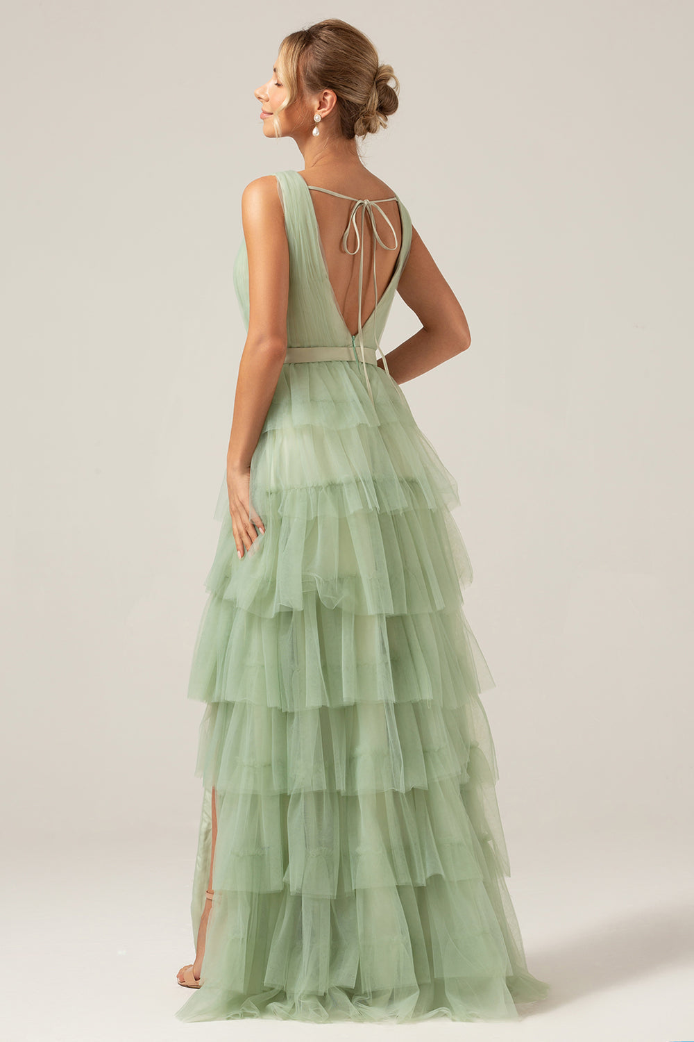 Grünes gestuftes langes V-Ausschnitt Tüll Ballkleid mit Schlitz