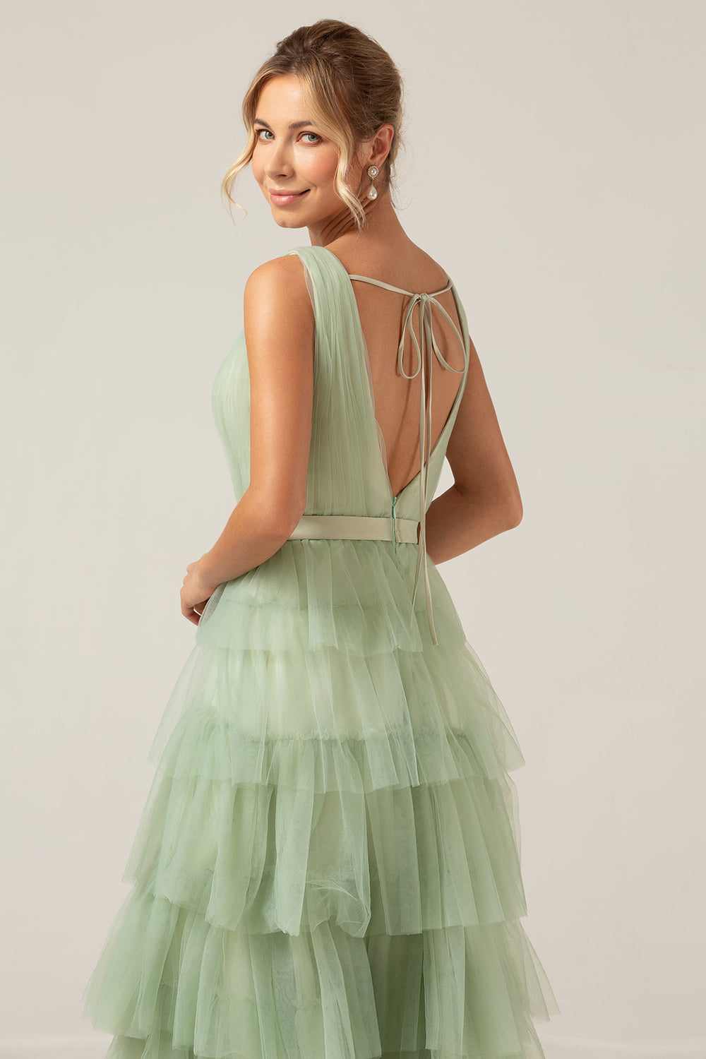 Grünes gestuftes langes V-Ausschnitt Tüll Ballkleid mit Schlitz
