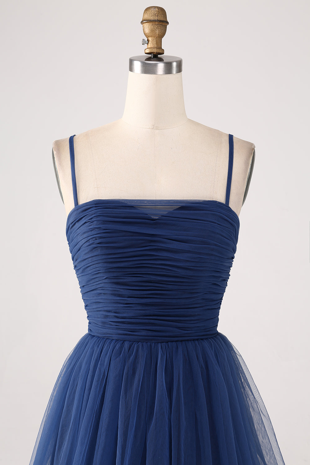 A Linie Spaghettiträger Gestuftes plissiertes Ballkleid aus Tüll mit Schlitz