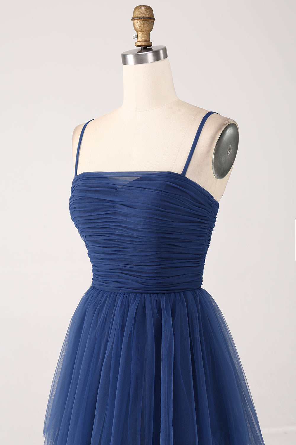 A Linie Spaghettiträger Gestuftes plissiertes Ballkleid aus Tüll mit Schlitz