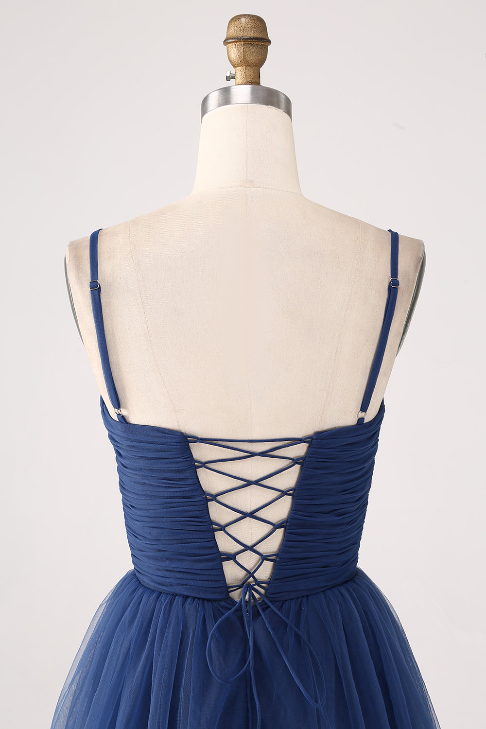 A Linie Spaghettiträger Gestuftes plissiertes Ballkleid aus Tüll mit Schlitz