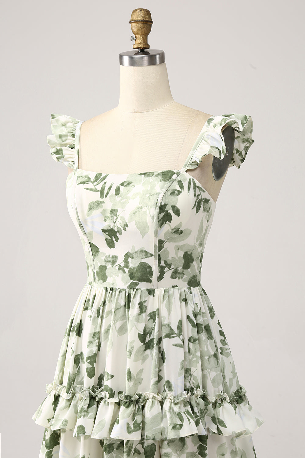 Grünes gestuftes Ballkleid mit Blumenrüschen und Schlitz