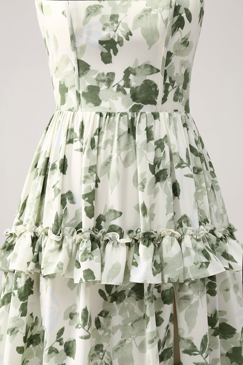 Grünes gestuftes Ballkleid mit Blumenrüschen und Schlitz