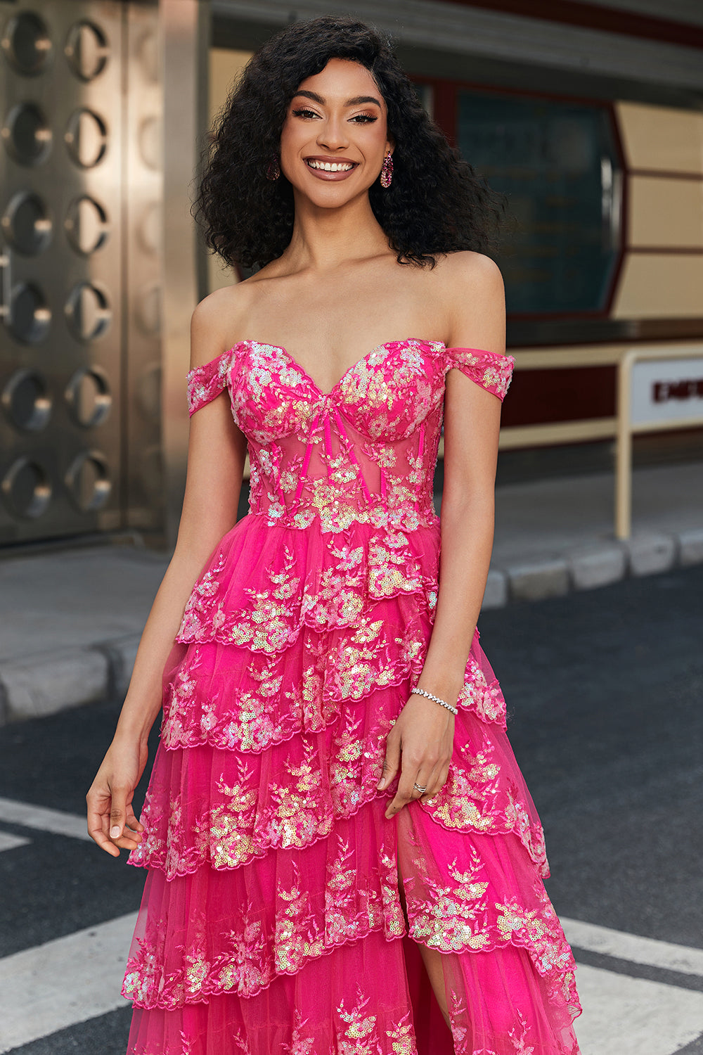 Schulterfreies fuchsia Korsett Ballkleid mit Schlitz