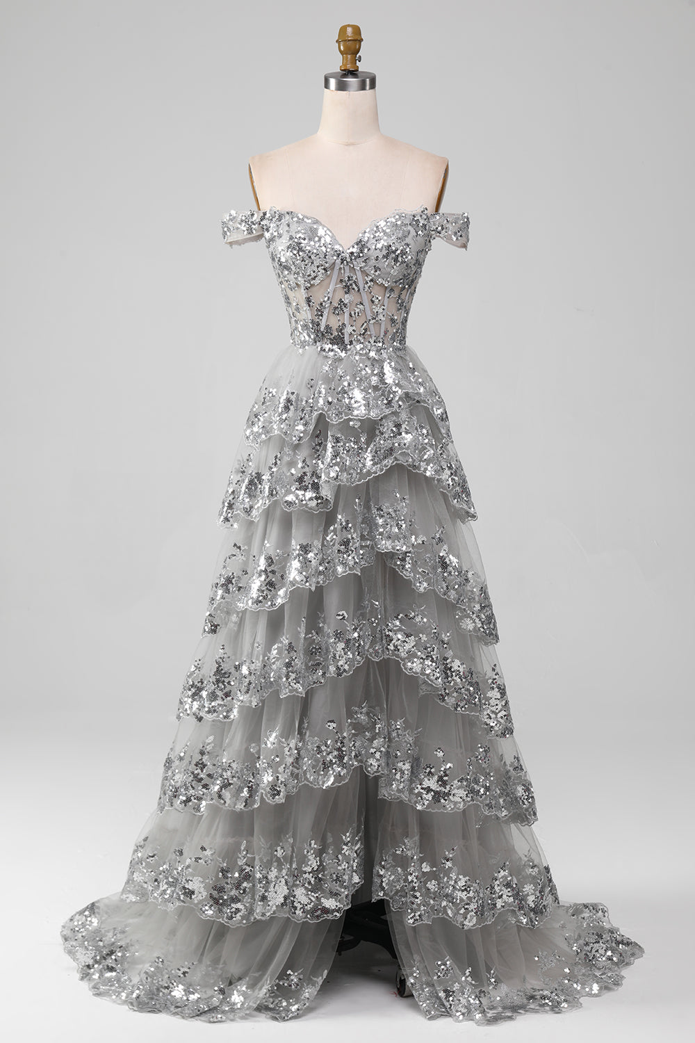 Schulterfreies graues glitzerndes gestuftes Ballkleid mit Schlitz