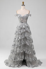 Schulterfreies graues glitzerndes gestuftes Ballkleid mit Schlitz