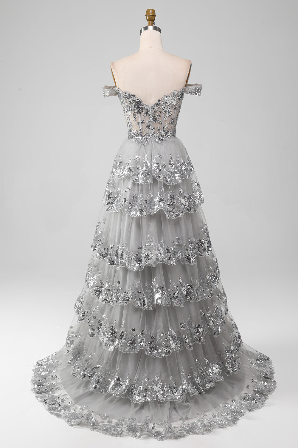Schulterfreies graues glitzerndes gestuftes Ballkleid mit Schlitz