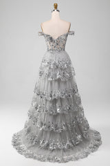 Schulterfreies graues glitzerndes gestuftes Ballkleid mit Schlitz