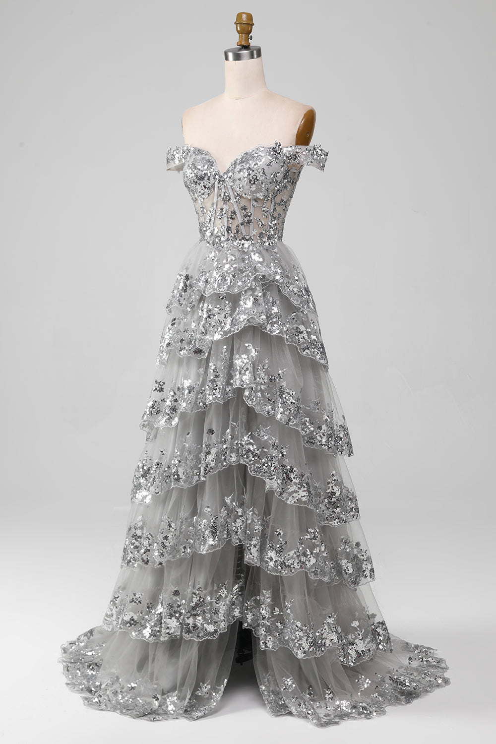 Schulterfreies graues glitzerndes gestuftes Ballkleid mit Schlitz
