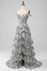 Schulterfreies graues glitzerndes gestuftes Ballkleid mit Schlitz