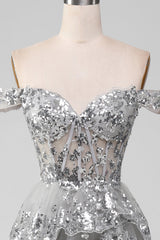 Schulterfreies graues glitzerndes gestuftes Ballkleid mit Schlitz