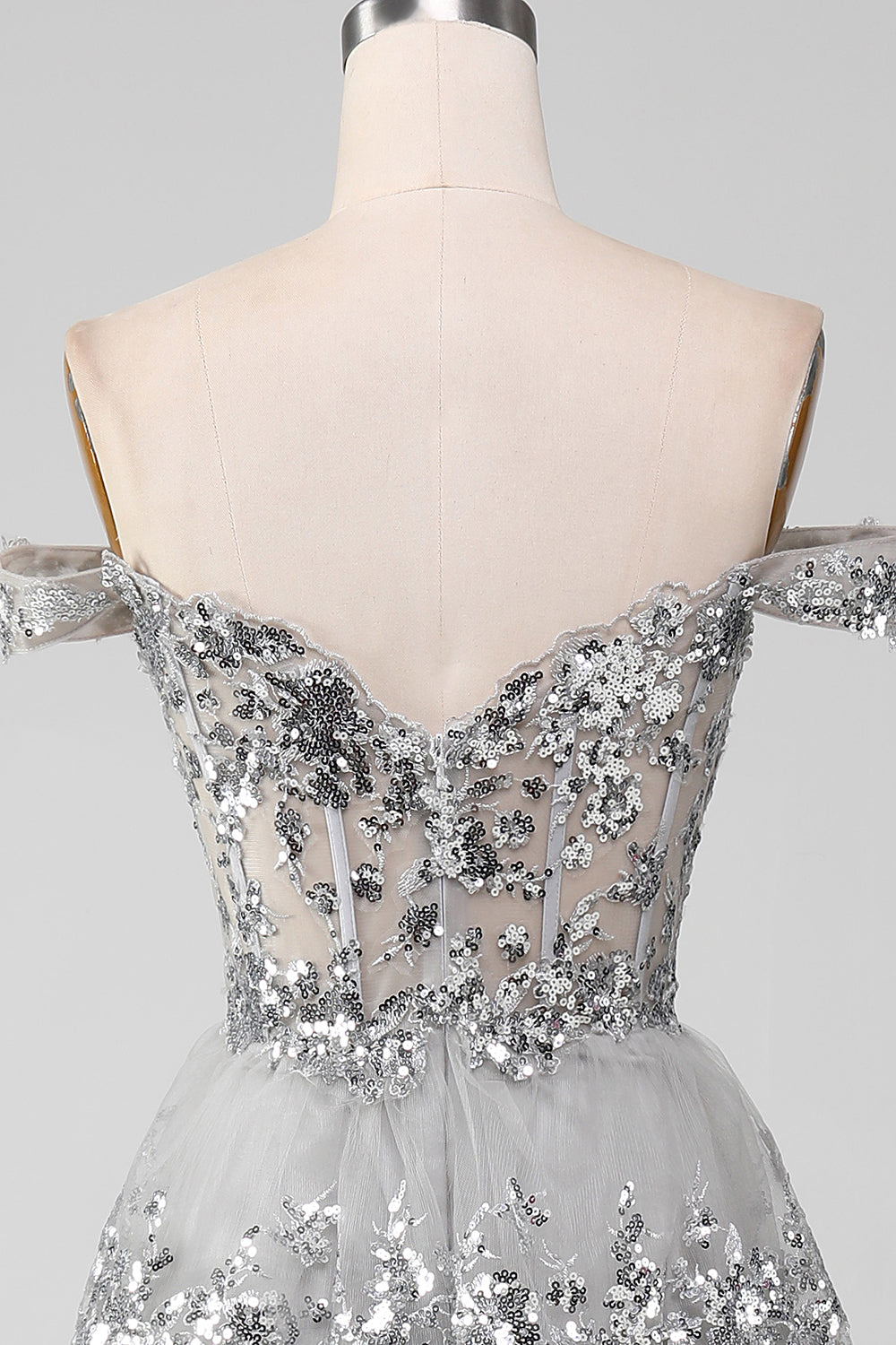 Schulterfreies graues glitzerndes gestuftes Ballkleid mit Schlitz