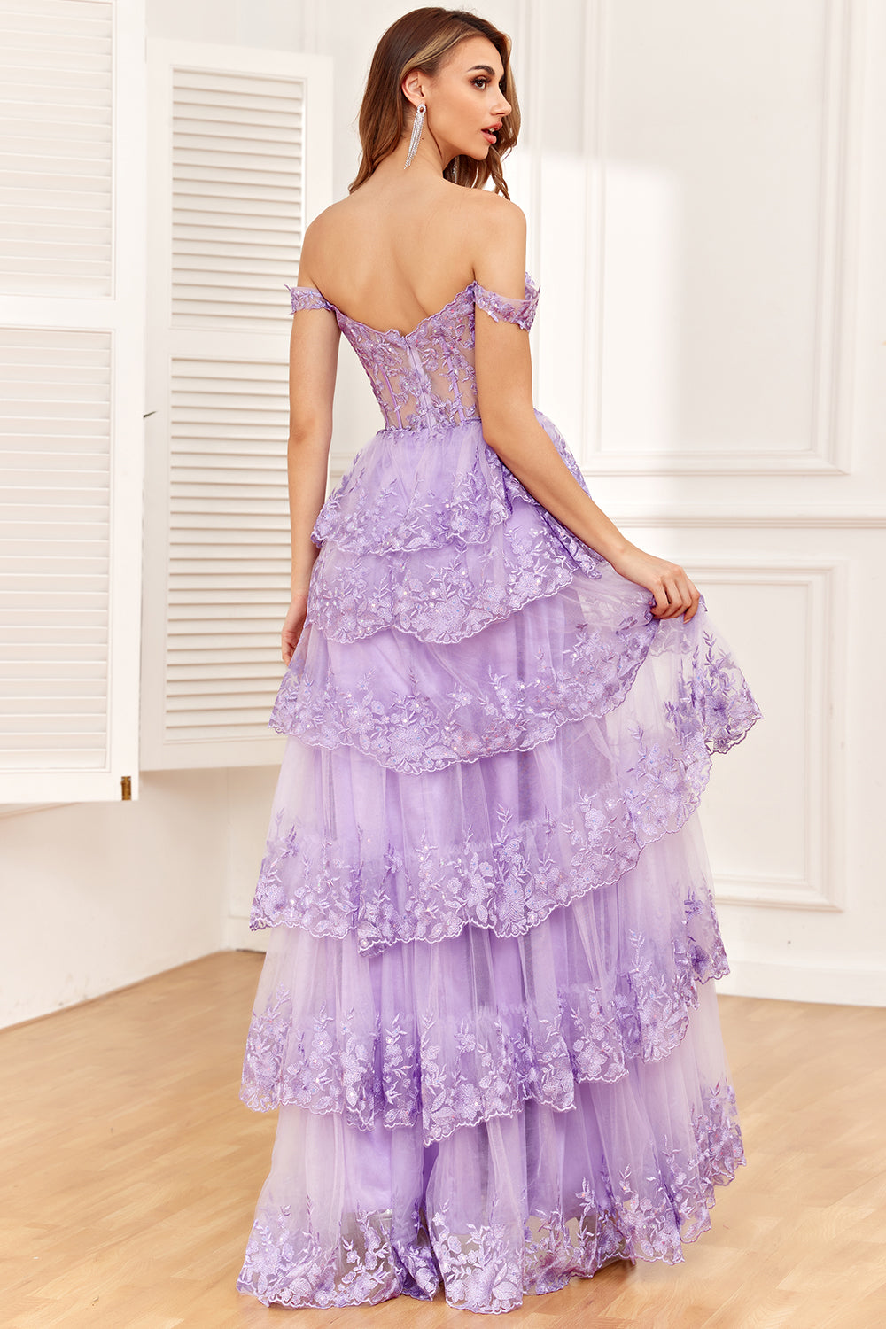 Schulterfreies fuchsia Ballkleid mit Pailletten