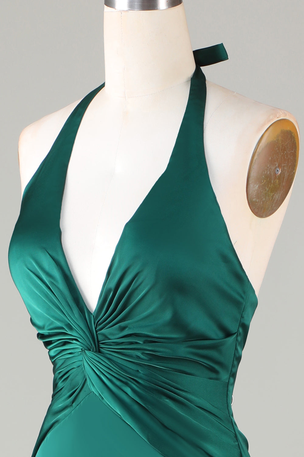 Dusty Sage Satin Meerjungfrau gerafftes Neckholder Brautjungfernkleid