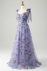 Lavendel Ballkleid aus Tüll mit Blumendruck und Plissee