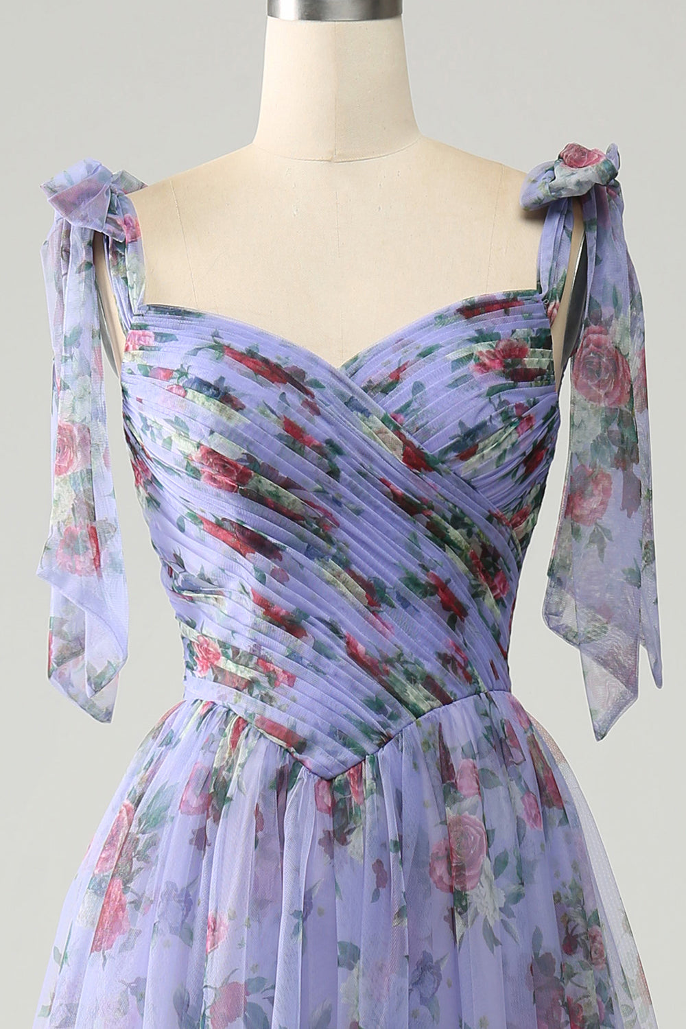Lavendel Ballkleid aus Tüll mit Blumendruck und Plissee