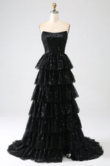 A-Linie Pailletten Schwarzes gestuftes Ballkleid mit Schlitz