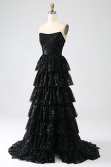 A-Linie Pailletten Schwarzes gestuftes Ballkleid mit Schlitz