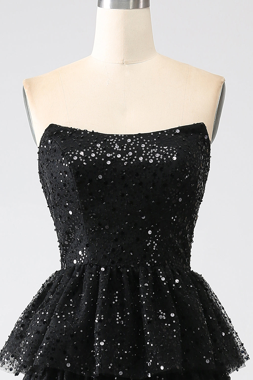A-Linie Pailletten Schwarzes gestuftes Ballkleid mit Schlitz