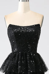 A-Linie Pailletten Schwarzes gestuftes Ballkleid mit Schlitz