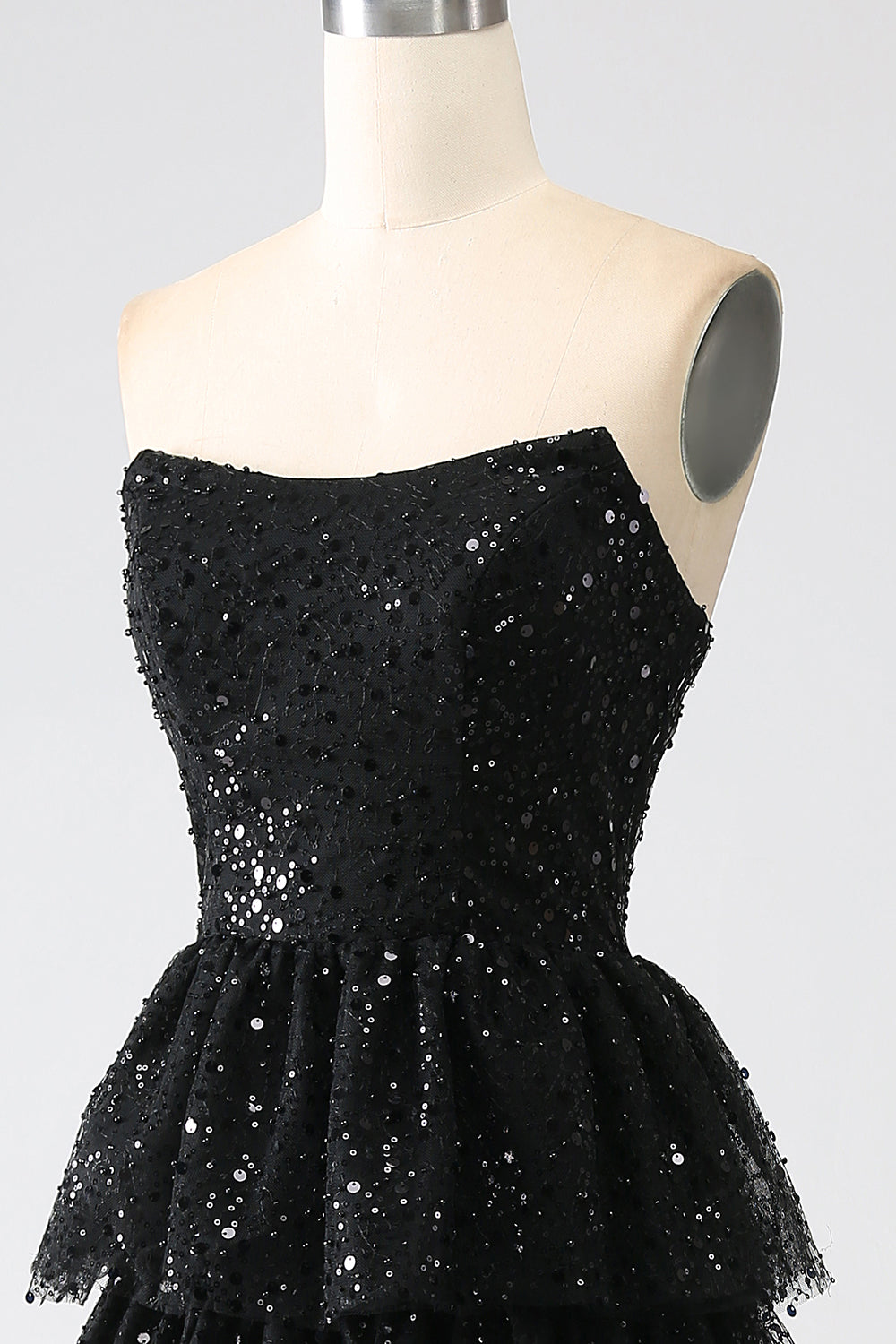 A-Linie Pailletten Schwarzes gestuftes Ballkleid mit Schlitz
