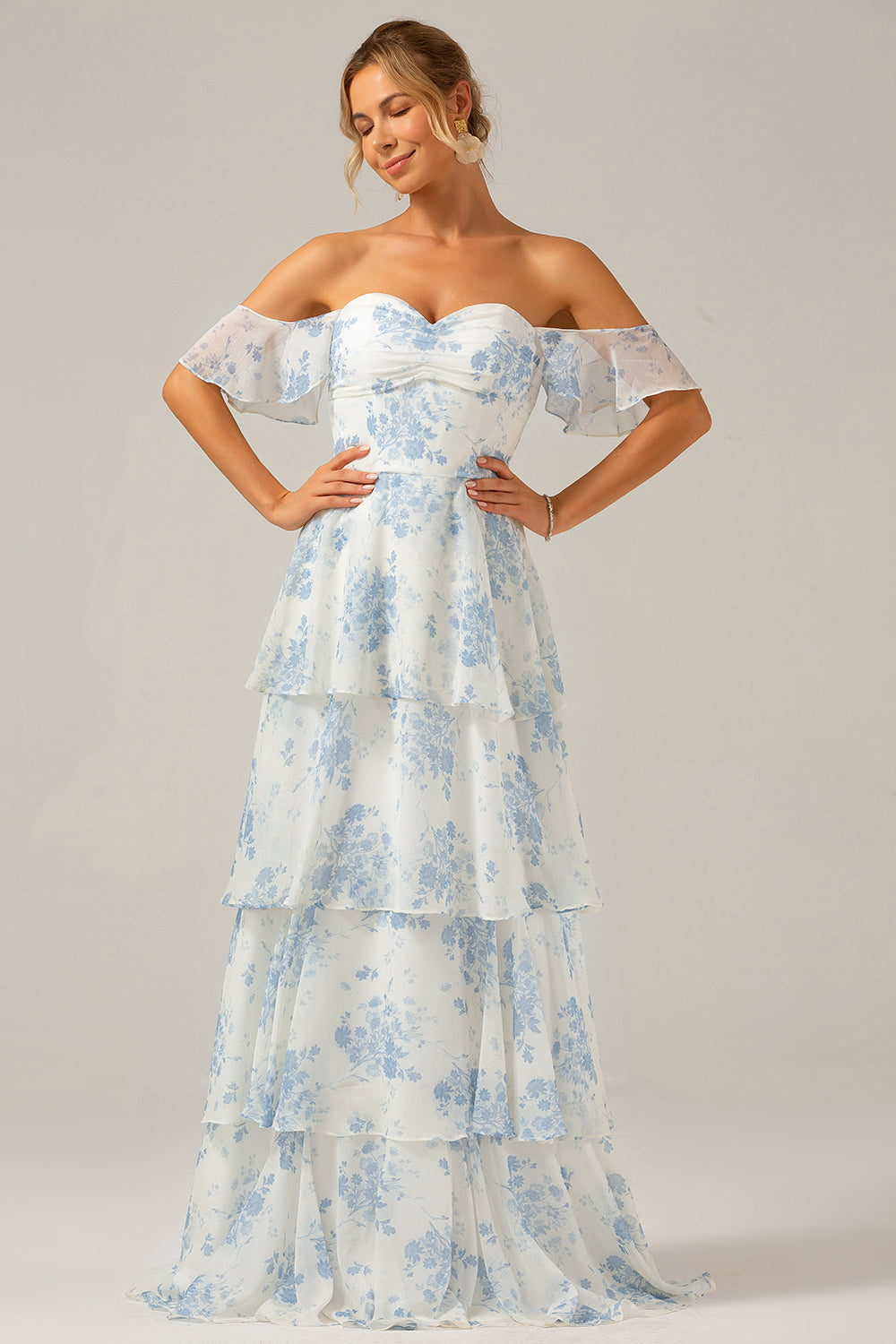 Weißes blaues geblümtes Boho Chiffon Brautjungfernkleid mit Rüschen