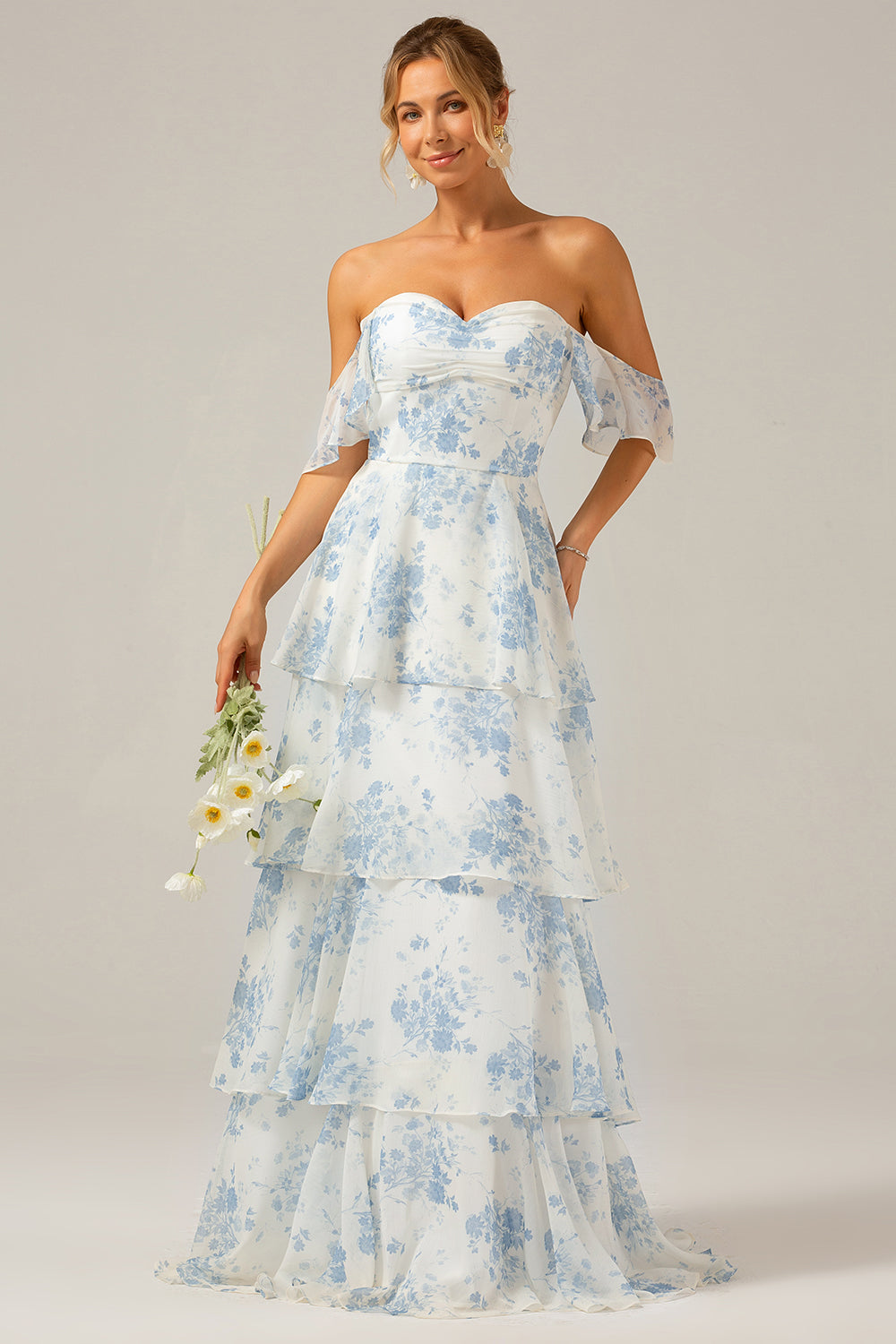 Weißes blaues geblümtes Boho Chiffon Brautjungfernkleid mit Rüschen