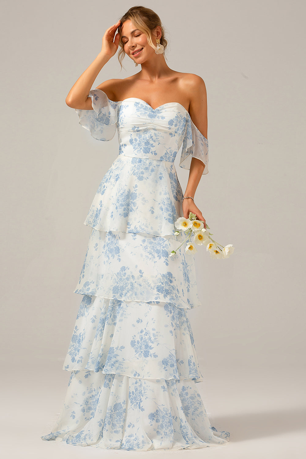 Weißes blaues geblümtes Boho Chiffon Brautjungfernkleid mit Rüschen