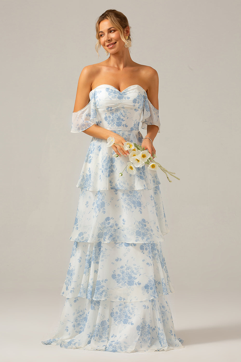 Weißes blaues geblümtes Boho Chiffon Brautjungfernkleid mit Rüschen