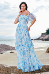 Schulterfreies weiß-blaues Boho Brautjungfernkleid mit Blumenmuster und Rüschen