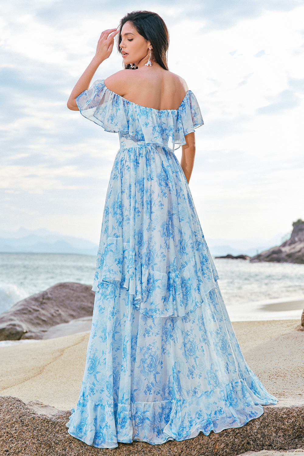 Schulterfreies weiß-blaues Boho Brautjungfernkleid mit Blumenmuster und Rüschen