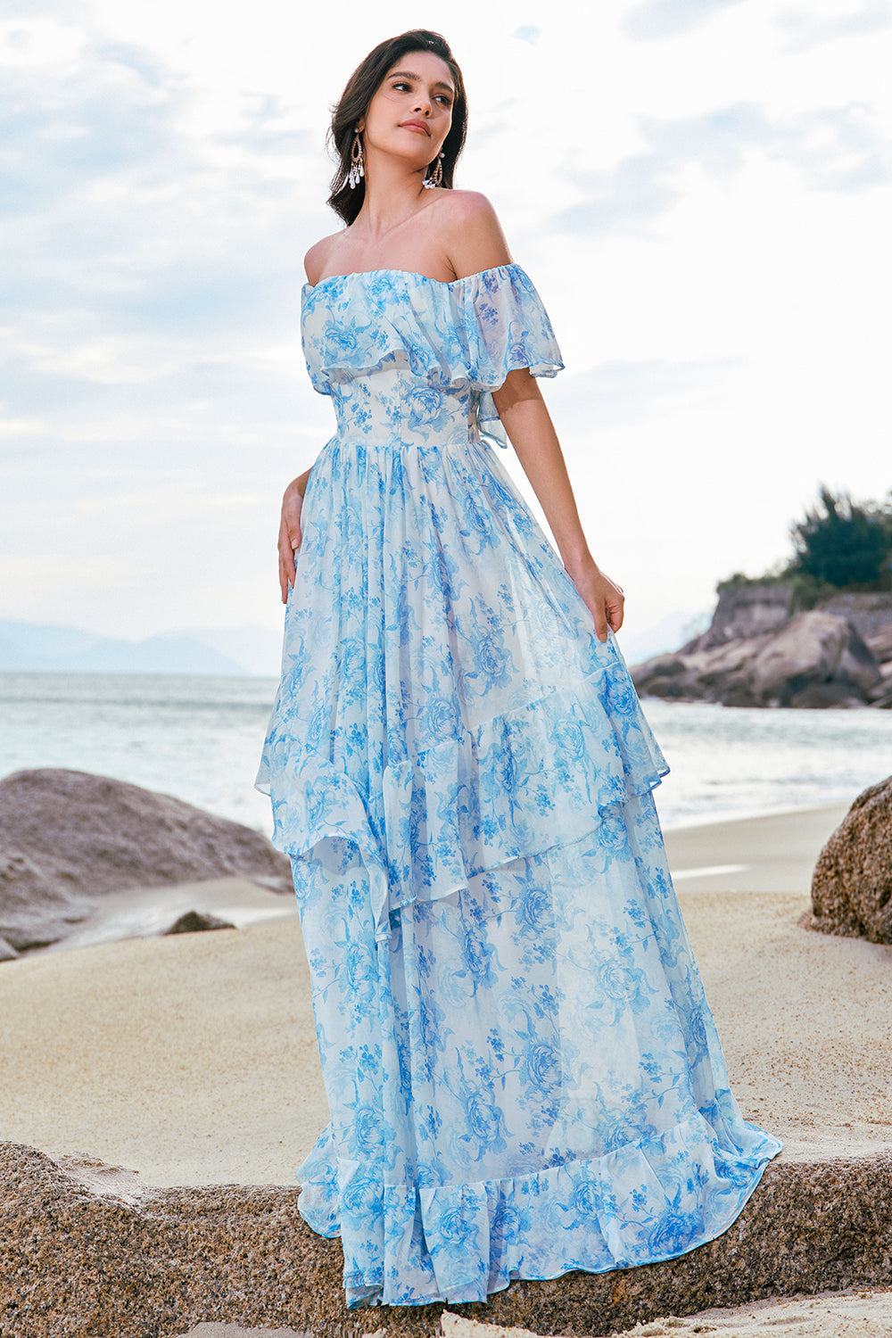 Schulterfreies weiß-blaues Boho Brautjungfernkleid mit Blumenmuster und Rüschen