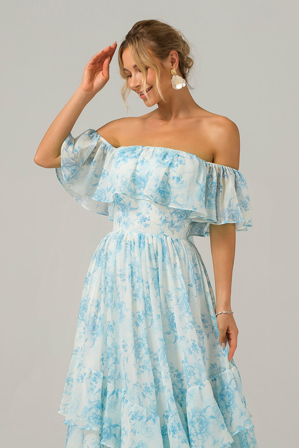 Weißes blaues schulterfreies Boho Brautjungfernkleid mit Blumenmuster und Rüschen