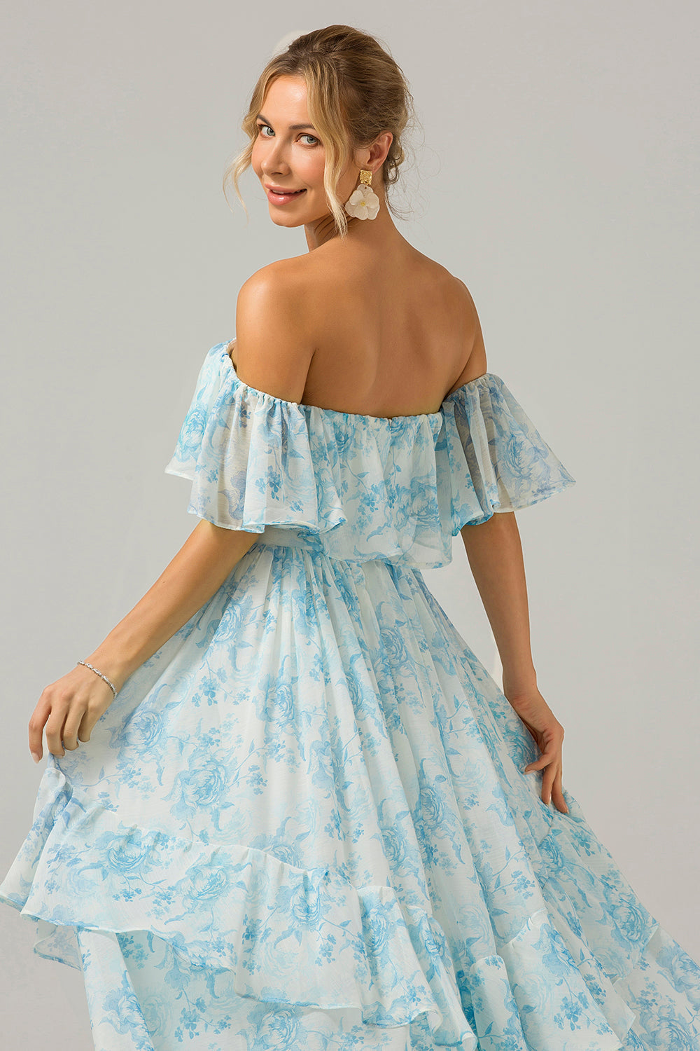 Weißes blaues schulterfreies Boho Brautjungfernkleid mit Blumenmuster und Rüschen