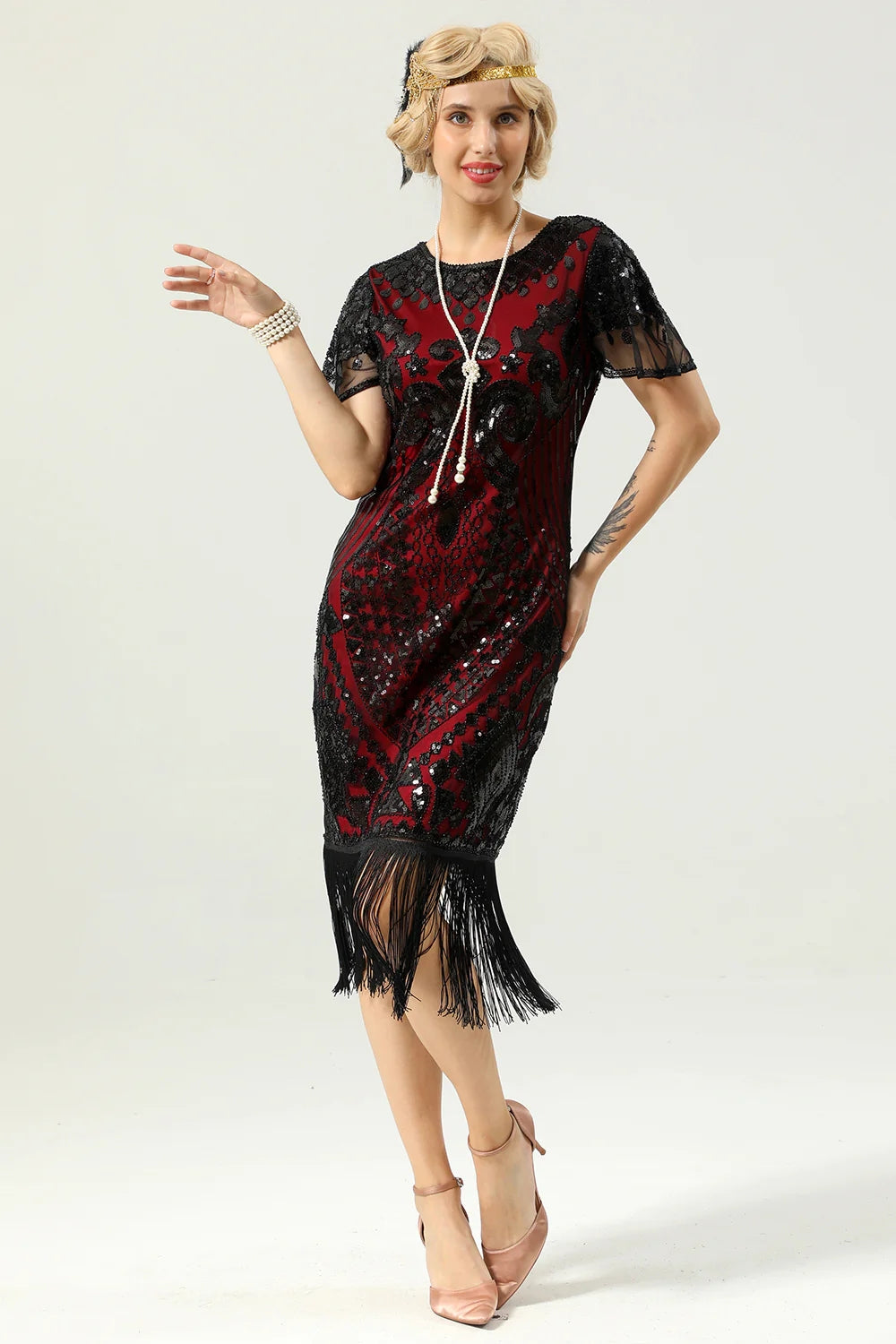 Schwarzes rotes Pailletten Fransen Kappenärmelkleid aus den 1920er Jahren mit Accessoires