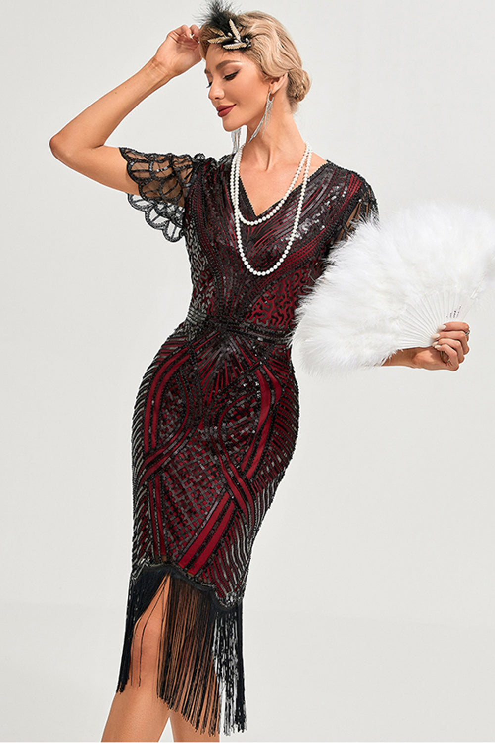 Glitzerndes Fransen Burgunderkleid aus den 1920er Jahren mit Accessoires